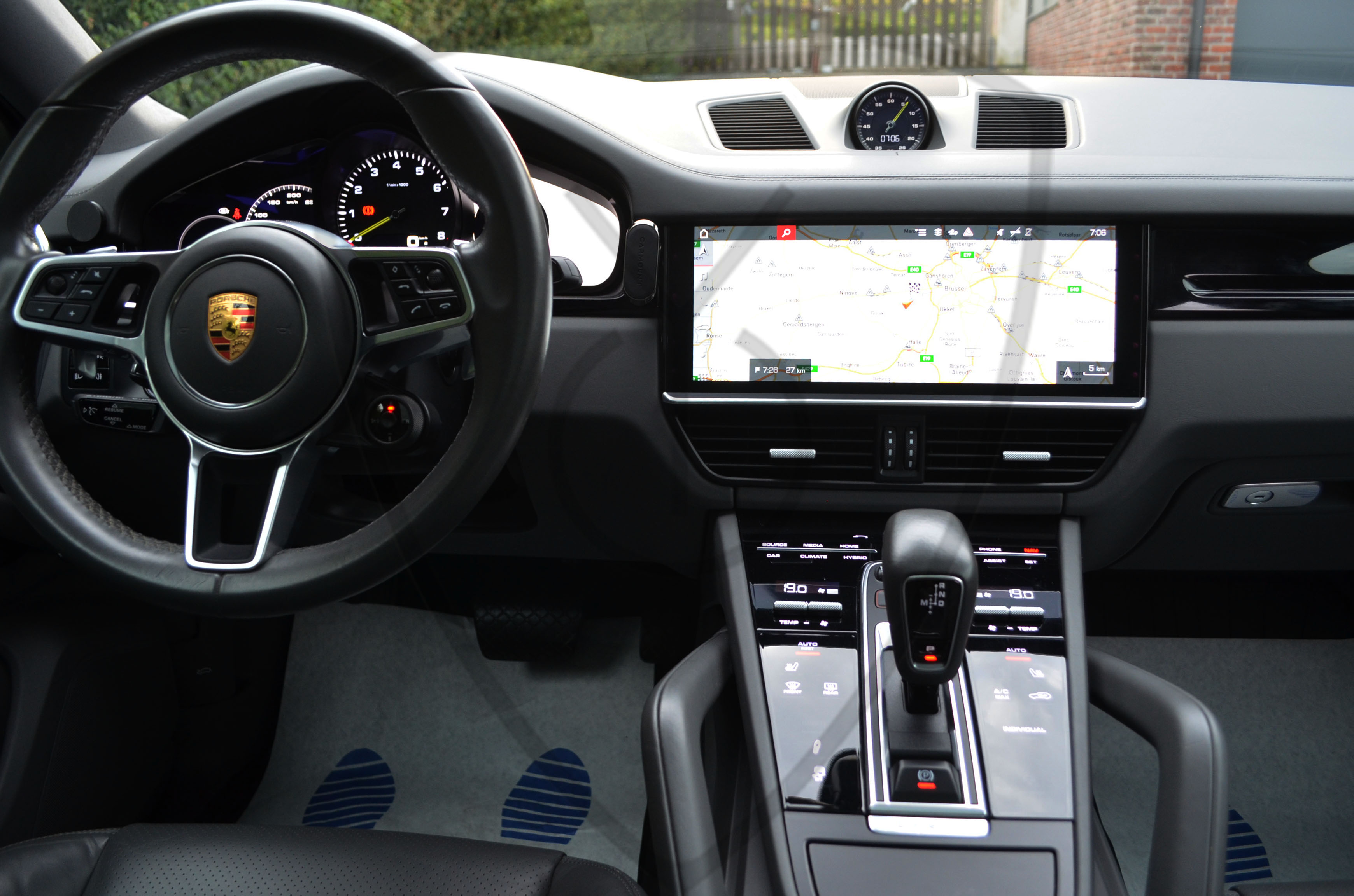 PORSCHE CAYENNE COUPE — image 10